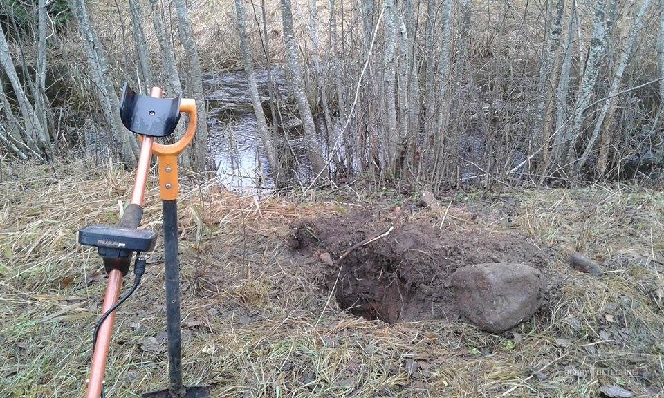 Kui mina esimest korda käisin metallidetektoriga otsimas, siis juhtus nii.... Kui läksin metsa, nägin ja arvasin , et see on lennukipomm. Kui kaevasin augu põllul siis arvasin , et leidsin suure rahapaja R.Toomas